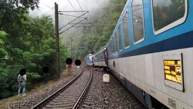 Rychlík u Karlštejna narazil do skály! Na místě je pět zraněných.