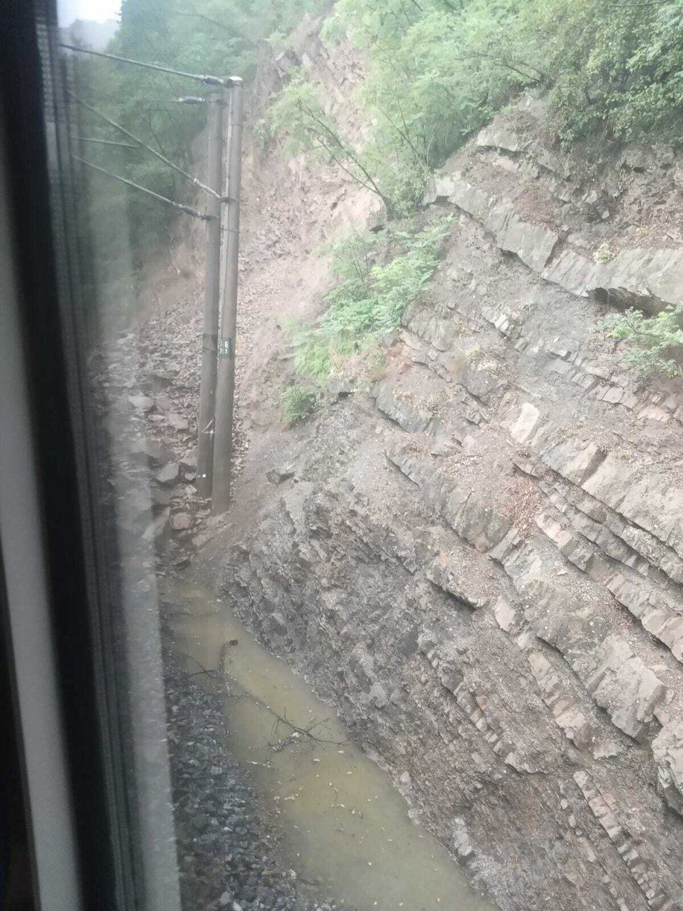 Vlak u Karlštejna narazil do spadlé skály a vykolejil.