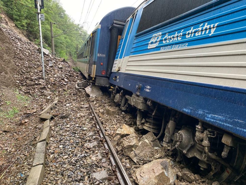 Vlak u Karlštejna narazil do spadlé skály a vykolejil.