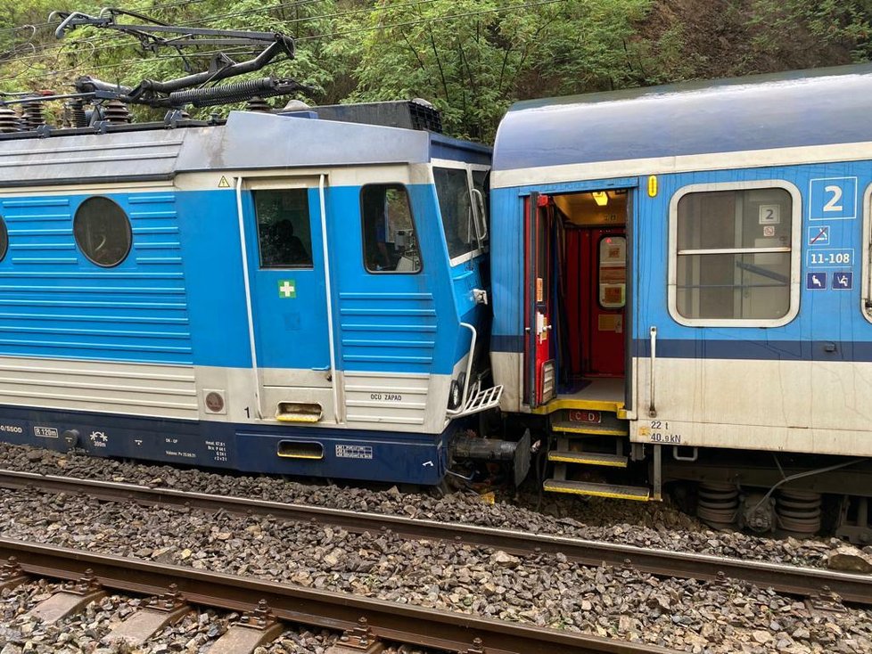 Vlak u Karlštejna narazil do spadlé skály a vykolejil.