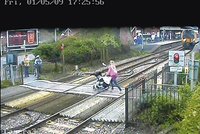 Matka hazardérka! S kočárkem vběhla před vlak!