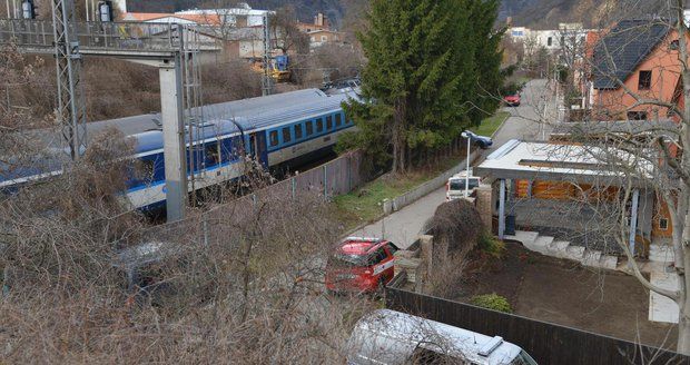 Tragédie na kolejích: Vlak v Sedlci usmrtil člověka, provoz byl zastaven