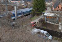 Tragédie na kolejích: Vlak v Sedlci usmrtil člověka, provoz byl zastaven