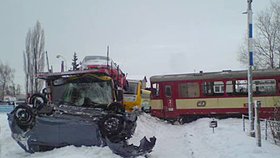 Na železničním přejezdu v Kolíně se 29. ledna ráno střetl osobní vlak s kamionem. Při nehodě byl lehce zraněn řidič kamionu a vlak vykolejil.
