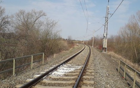 Místo neštěstí, tady si prý dívky lehly napříč přes koleje a čekaly na osudnou chvíli.