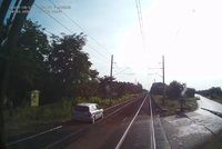 Auto uvízlo po smyku u Kolína na kolejích: Vlak ho v rychlosti 160 km/h těsně minul