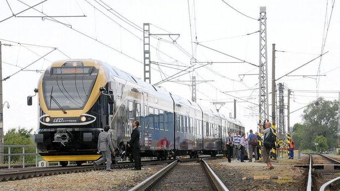 Vlak Leo Expressu na zkušebním oválu u Velimi