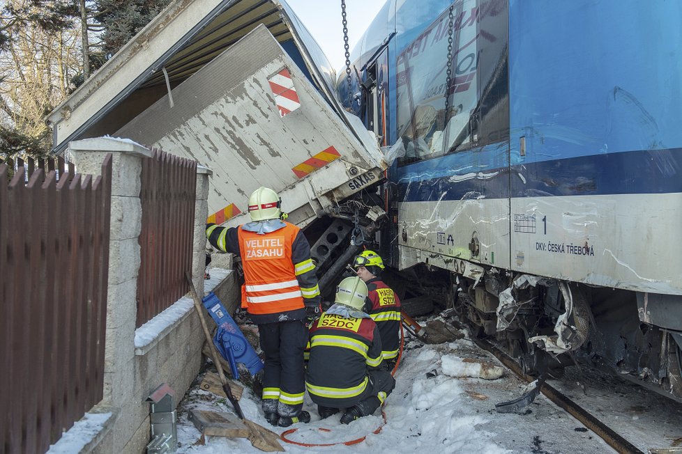 Nehoda za 26 milionů! Vlak u Liberce rozmačkal kamion, zázrakem nikdo nebyl zraněn