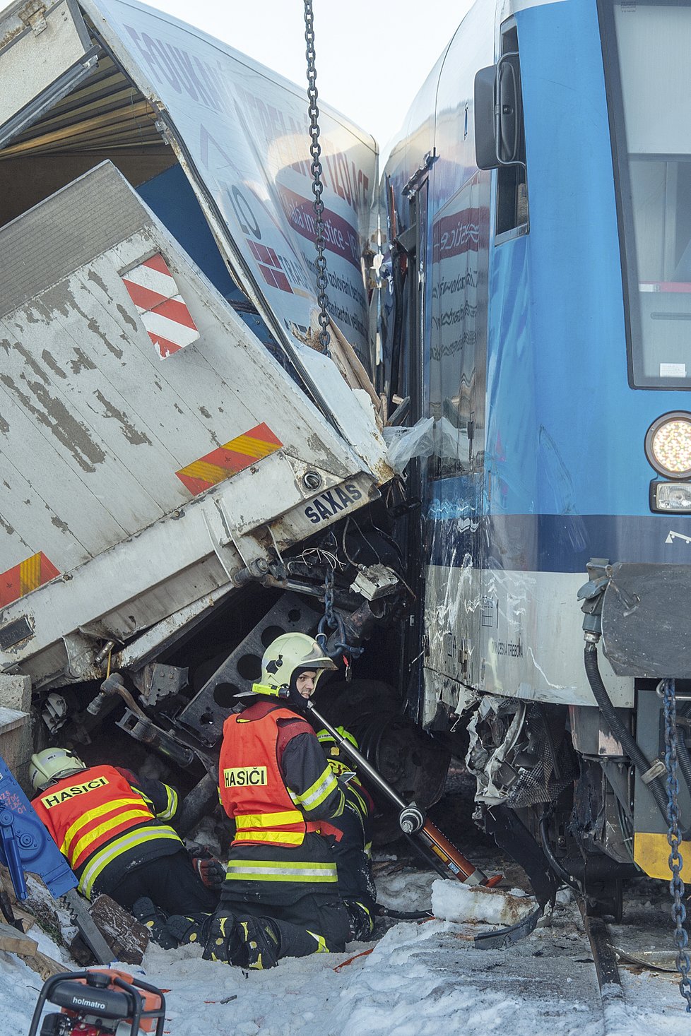 Nehoda za 26 milionů! Vlak u Liberce rozmačkal kamion, zázrakem nikdo nebyl zraněn