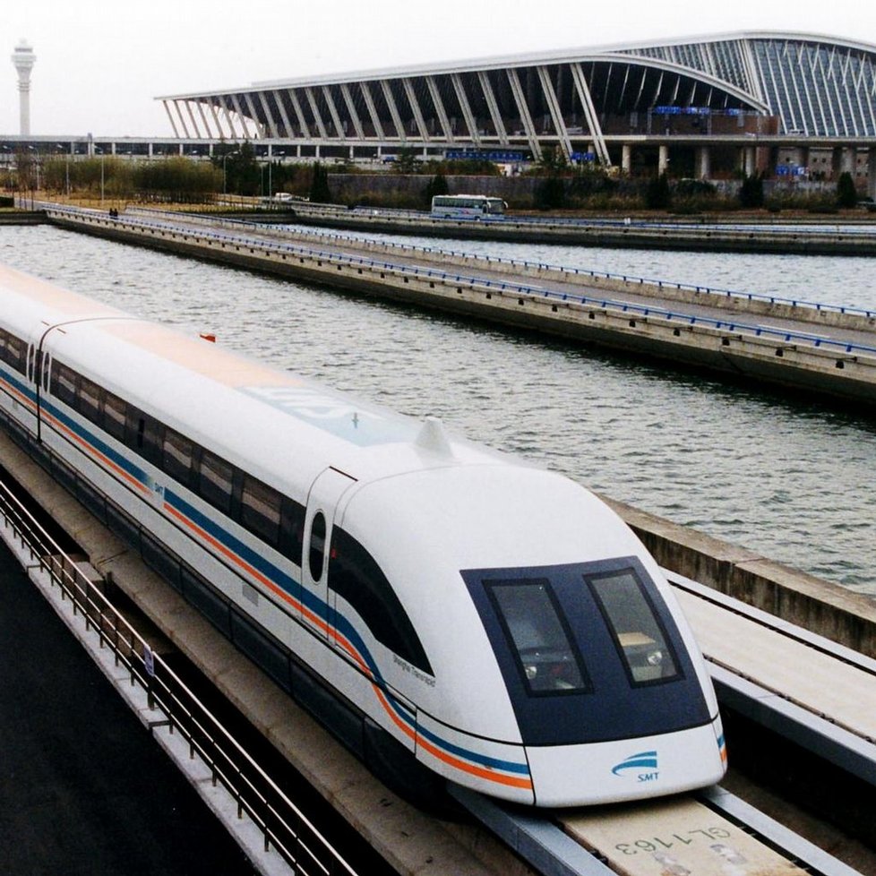 Vlak Maglev pohybující se na magnetickém polštáři, nedaleko šanghajského letiště