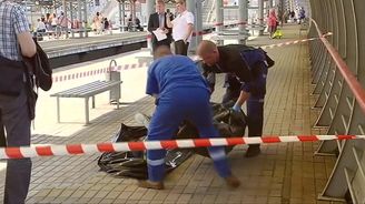 Sex na kolejích měl tragickou dohru: Projíždějící vlak ženě urazil hlavu Sex na kolejích měl tragickou dohru: Projíždějící vlak ženě urazil hlavu