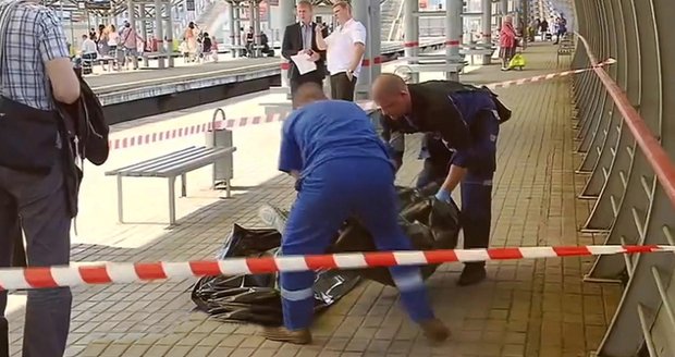 Nadržený pár si to rozdal u kolejí: Projíždějící vlak ženě urazil hlavu