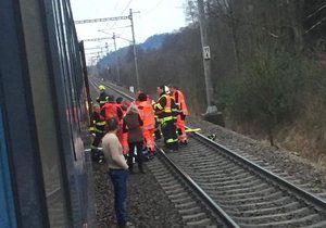 Muž vypadl z vlaku u Lanškrouna a zřejmě přišel o nohy.