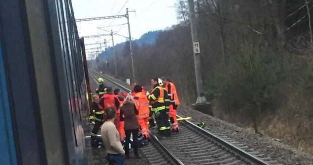 Hrůzná nehoda u Lanškrouna: Z vlaku vypadl mladý muž! Přišel o nohy