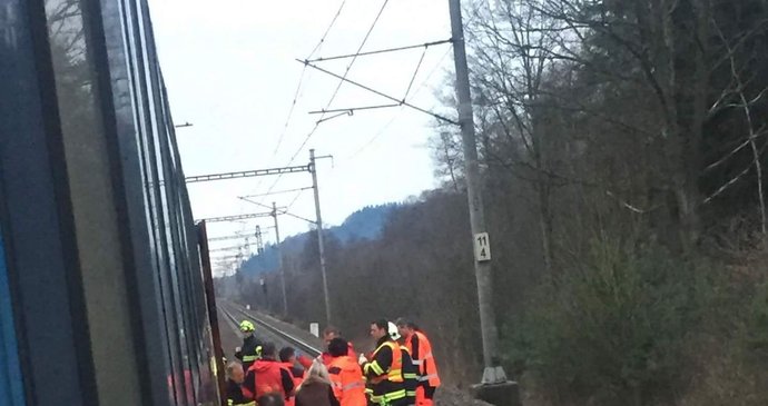 Muž vypadl z vlaku u Lanškrouna a zřejmě přišel o nohy.