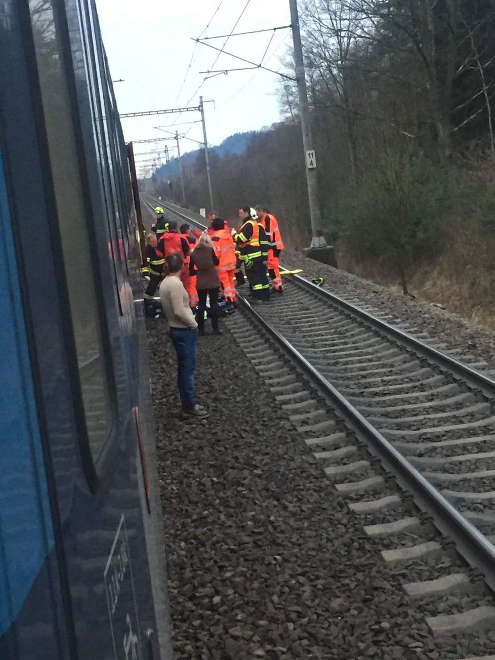 Muž vypadl z vlaku u Lanškrouna a zřejmě přišel o nohy