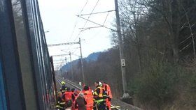 Muž vypadl z vlaku u Lanškrouna a zřejmě přišel o nohy.