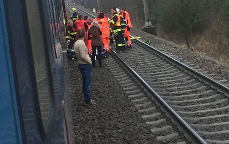 Záchranáři mladíka okamžitě převezli do nemonice, kde byl napojen na plicní ventilaci a uveden do umělého spánku.