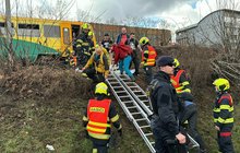 Náklaďák narazil do vlaku! Evakuace 80 cestujících po žebřících