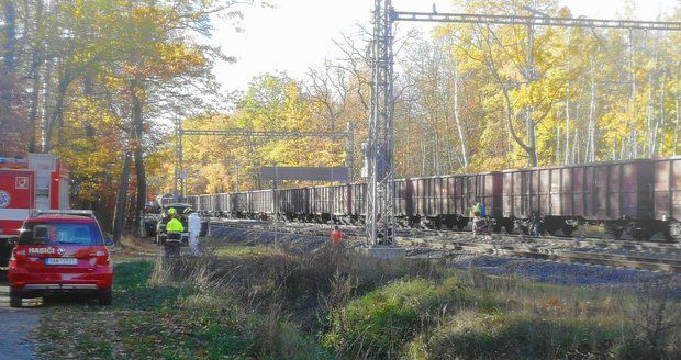 Mezi Běchovicemi a Úvaly zabil nákladní vlak člověka. Na místě byl omezený provoz