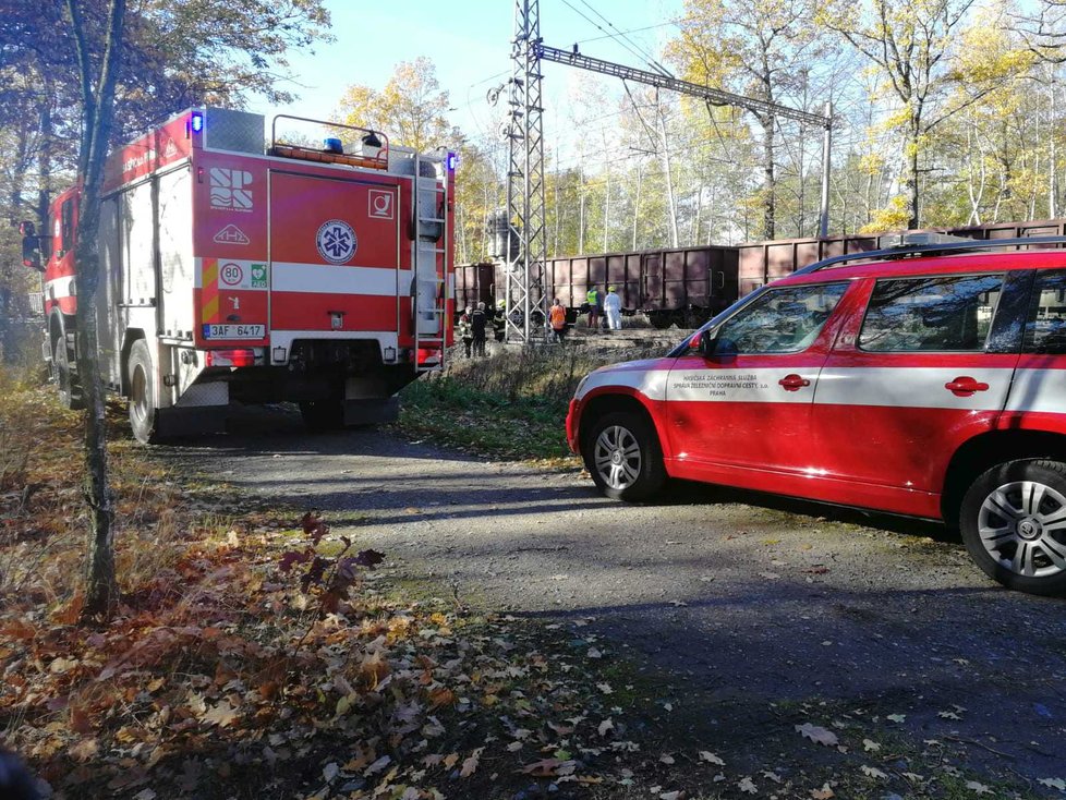 Mezi Úvaly a Běchovicemi srazil nákladní vlak člověka, který na místě zemřel.