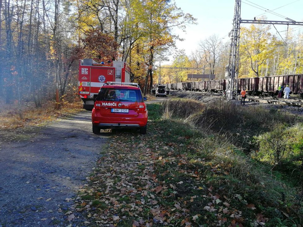 Mezi Úvaly a Běchovicemi srazil nákladní vlak člověka, který na místě zemřel.