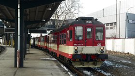 Dieselový motorák vlekl mladíka 150 metrů po frýdlantském nástupišti