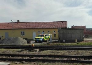 Neštěstí na trati z Plzně do Budějovic: Žena si spletla vlak a za jízdy »vystoupila«! Nepřežila.