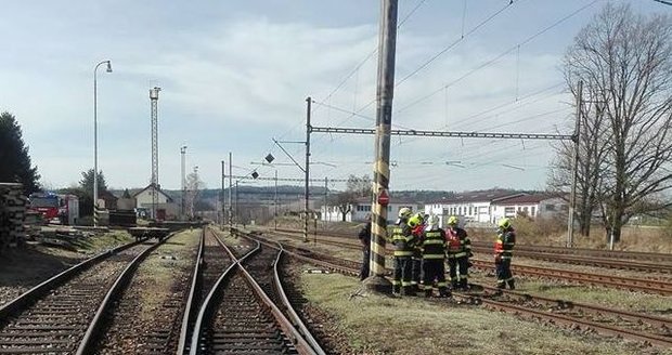 Neštěstí na trati z Plzně do Budějovic: Žena si spletla vlak a za jízdy »vystoupila«! Nepřežila.