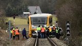 Vlak na Berounsku rozmačkal auto: Řidič zahynul