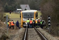 Vlak na Berounsku rozmačkal auto: Řidič zahynul