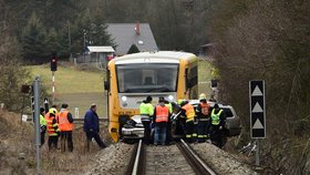 Vlak na Berounsku rozmačkal auto: Řidič zahynul.