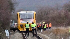 Vlak na Berounsku rozmačkal auto: Řidič zahynul.