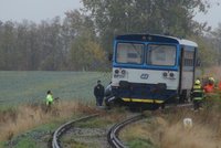 Vlak smetl auto na přejezdu: Spolujezdkyně nepřežila, řidič utrpěl těžká zranění