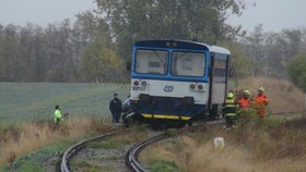 Vlak na přejezdu smetl osobní automobil, jeden pasažér zemřel.
