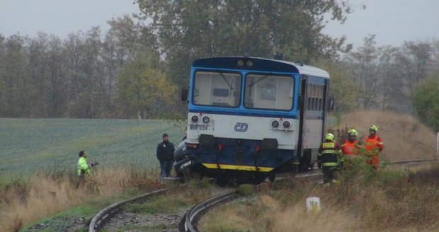 Vlak smetl auto na přejezdu: Spolujezdkyně nepřežila, řidič utrpěl těžká zranění