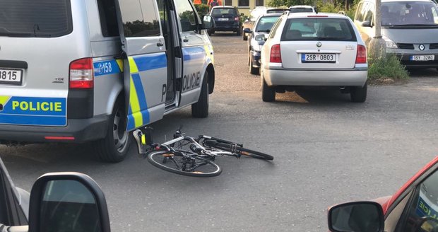 Cyklistka (†50) zemřela při nehodě: U kruhového objezdu ji srazil náklaďák!