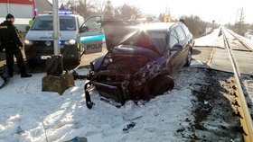 Vlak v Hradci rozšrotoval auto s 15měsíčním dítětem uvnitř: Syn brečel a svítilo sluníčko, vymlouval se otec.