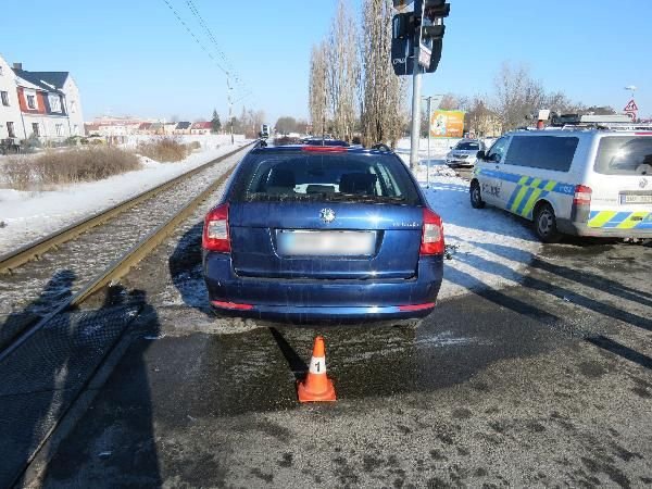 Vlak v Hradci rozšrotoval auto s 15měsíčním dítětem uvnitř: Syn brečel a svítilo sluníčko, vymlouval se otec.