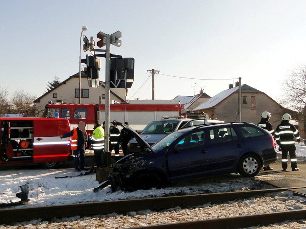 Vlak v Hradci rozšrotoval auto s 15měsíčním dítětem uvnitř: Syn brečel a svítilo sluníčko, vymlouval se otec.