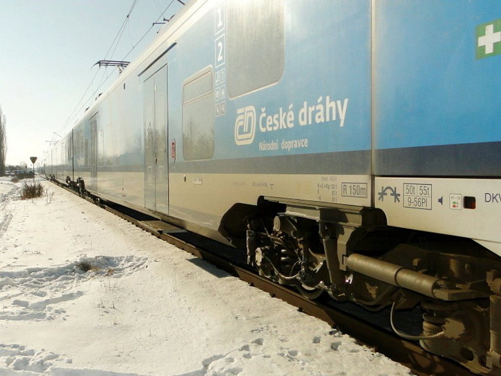 Vlak v Hradci rozšrotoval auto s 15měsíčním dítětem uvnitř: Syn brečel a svítilo sluníčko, vymlouval se otec.