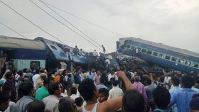 Po nehodě vlaku na severu Indie zemřelo nejméně deset lidí.