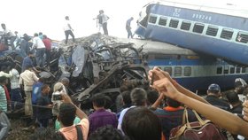 Po nehodě vlaku na severu Indie zemřelo nejméně deset lidí.