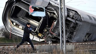 Vykolejený rychlík u italského Milána má zatím dvě oběti a téměř tři desítky zraněných