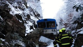 Vlak na Semilsku narazil do obřích kamenu na trati