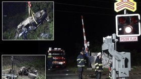 Auto na Mělnicku prorazilo závory a narazilo do nákladního vlaku
