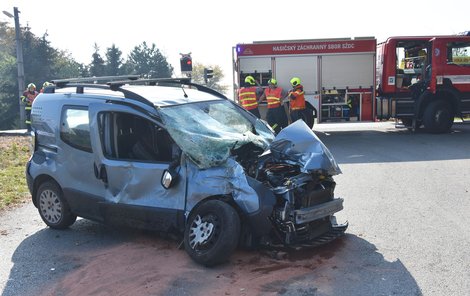 Vlak smetl auto