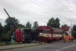 V Opavě se 13. července ráno srazil osobní vlak s nákladním autem. Při nehodě na přejezdu bez závor bylo podle prvních informací zraněno sedm lidí. 