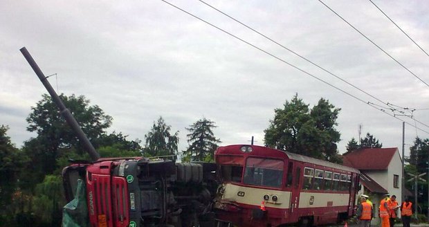 V Opavě se 13. července ráno srazil osobní vlak s nákladním autem. Při nehodě na přejezdu bez závor bylo podle prvních informací zraněno sedm lidí. 