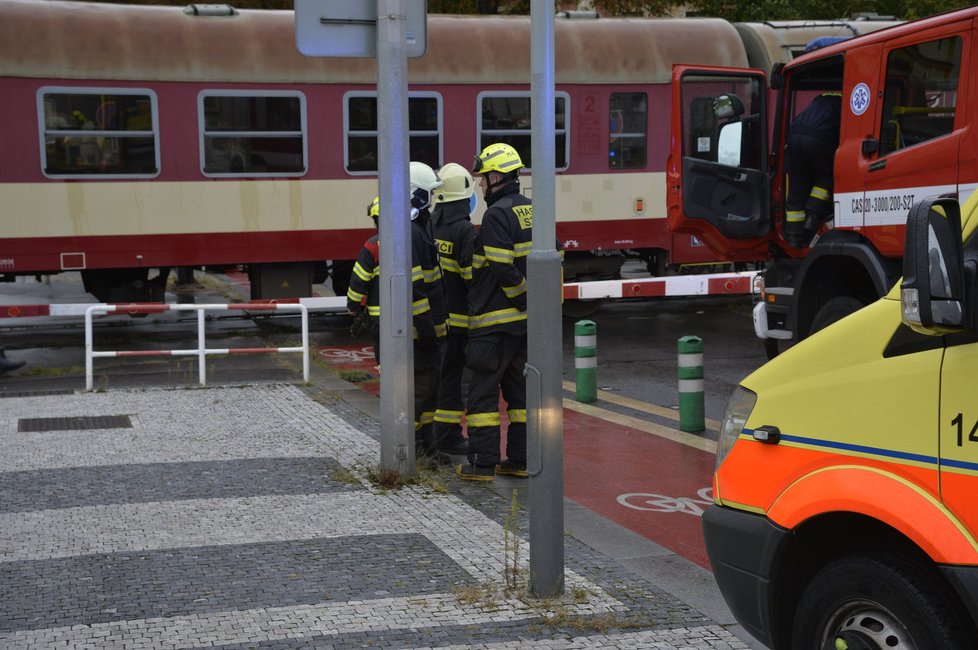 Na železničním přejezdu došlo k nehodě. Pod vlakem skončila zaklíněná osoba.